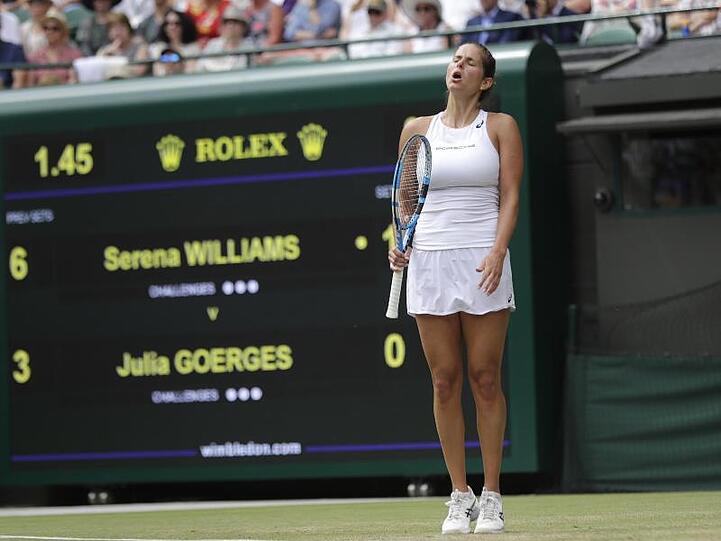 Julia Görges ärgert sich über ihr Wimbledon-Aus.