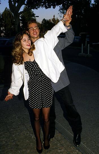 Brad Pitt und Shalane McCall: Die 15 Jahre ältere Schauspielerin lernte der damals 21-Jährige am Set von "Dallas" kennen. Sie führten eine zweijährige On-Off-Beziehung.