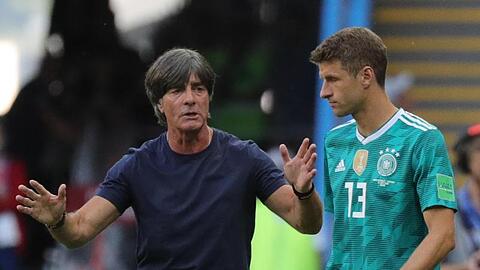 Thomas Müller (r) könnte bei der EM sein Comeback im Team von Bundestrainer Joachim Löw geben.