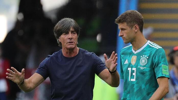 Thomas Müller (r) könnte bei der EM sein Comeback im Team von Bundestrainer Joachim Löw geben.