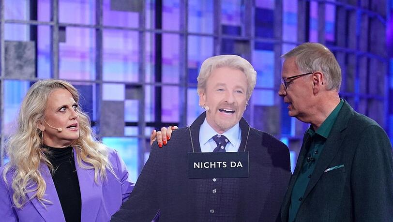 Barbara Schöneberger und Günther Jauch mit einer Thomas-Gottschalk-Pappfigur in "Denn sie wissen nicht, was passiert".