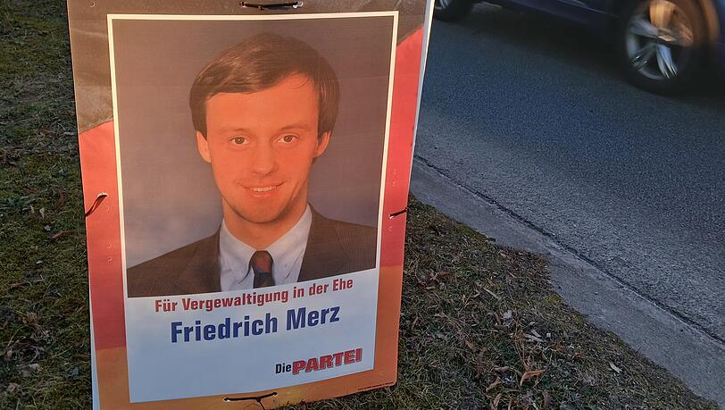 So verballhornt "Die Partei" den Unions-Kanzlerkandidaten Friedrich Merz und seine Abstimmung zu einem Gesetzentwurf, der 1997 die Vergewaltigung in der Ehe ins Strafgesetzbuch aufnehmen sollte. So verballhornt "Die Partei" den Unions-Kanzlerkandidaten Friedrich Merz und seine Abstimmung zu einem Gesetzentwurf, der 1997 die Vergewaltigung in der Ehe ins Strafgesetzbuch aufnehmen sollte.