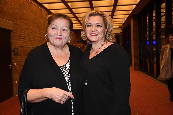 Marianne S&auml;gebrecht mit Tochter Daniela bei einem Konzert in M&uuml;nchen im Jahr 2017.