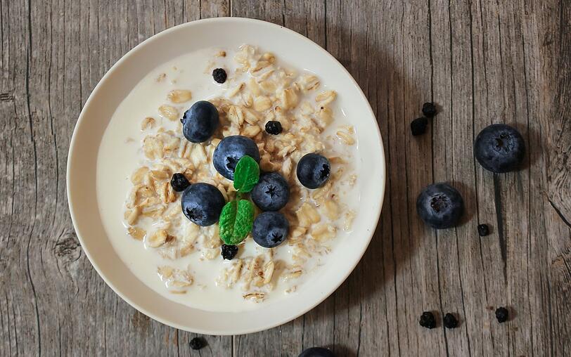Ein ausgewogenes Fr&uuml;hst&uuml;ck ist nat&uuml;rlich trotzdem wichtig. Perfekt daf&uuml;r eignet sich beispielsweise eine Portion Haferflocken mit Heidelbeeren. Haferflocken sind nicht nur reich an gesunden Ballaststoffen, sondern sch&uuml;tzen auch die Magenschleimhaut, w&auml;hrend Heidelbeeren den Stoffwechsel anregen.