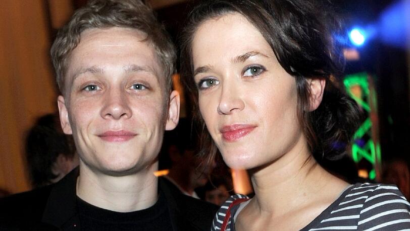 Matthias Schweighöfer (30) hat mit seiner
langjährigen Lebensgefährtin Ani Schromm „Höllenzeiten“ überstanden.
Das habe sich aber wieder eingerenkt, sagte der Schauspieler der
Zeitschrift „Brigitte Balance“. „Meine Freundin und ich vertrauen
einander und fühlen uns für den anderen verantwortlich.“ Das Paar ist
seit acht Jahren zusammen und hat eine zweieinhalbjährige Tochter.
Die „Höllenzeiten“ seien Krisen gewesen, wie sie auch andere Paare
erleben, sagte Schweighöfer. „Man überlegt, ob man sich trennt, ob
man in getrennte Wohnungen zieht, wer das Sorgerecht bekommt.“ Für
eine Partnerschaft müsse man sich Zeit nehmen, damit sie
funktioniere. „Das müssen wir erst wieder lernen. Zurzeit wohnen wir
zusammen und sind vor allem Eltern.“ Matthias Schweighöfer (30) hat mit seiner
langjährigen Lebensgefährtin Ani Schromm „Höllenzeiten“ überstanden.
Das habe sich aber wieder eingerenkt, sagte der Schauspieler der
Zeitschrift „Brigitte Balance“. „Meine Freundin und ich vertrauen
einander und fühlen uns für den anderen verantwortlich.“ Das Paar ist
seit acht Jahren zusammen und hat eine zweieinhalbjährige Tochter.
Die „Höllenzeiten“ seien Krisen gewesen, wie sie auch andere Paare
erleben, sagte Schweighöfer. „Man überlegt, ob man sich trennt, ob
man in getrennte Wohnungen zieht, wer das Sorgerecht bekommt.“ Für
eine Partnerschaft müsse man sich Zeit nehmen, damit sie
funktioniere. „Das müssen wir erst wieder lernen. Zurzeit wohnen wir
zusammen und sind vor allem Eltern.“