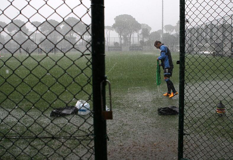 "Land unter" in Belek. Nach gut einer Stunde Training war Schluss. Der Regen setzte den Rasen komplett unter Wasser und Alexander Schmidt brach das Training ab.