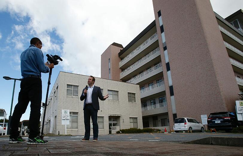 Seit Bianchis Einlieferung in das Krankenhaus in Yokkaichi harren die Journalisten vor dem Eingang aus. Auch das Personal gibt noch keine Informationen an die Öffentlichkeit.