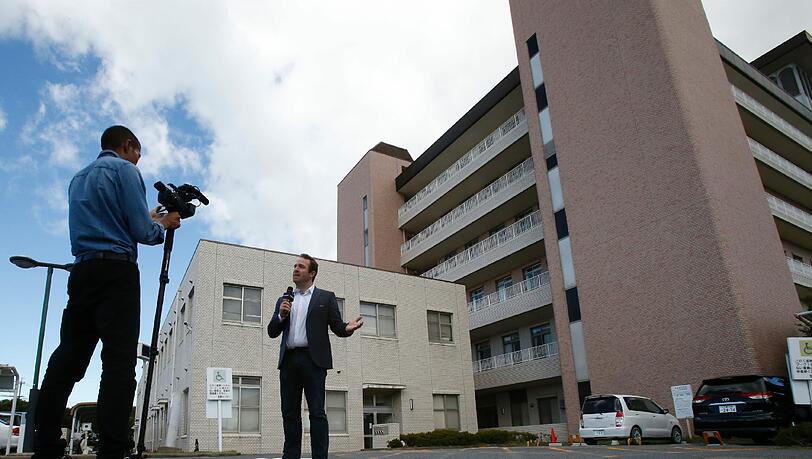 Seit Bianchis Einlieferung in das Krankenhaus in Yokkaichi harren die Journalisten vor dem Eingang aus. Auch das Personal gibt noch keine Informationen an die Öffentlichkeit. Seit Bianchis Einlieferung in das Krankenhaus in Yokkaichi harren die Journalisten vor dem Eingang aus. Auch das Personal gibt noch keine Informationen an die Öffentlichkeit.