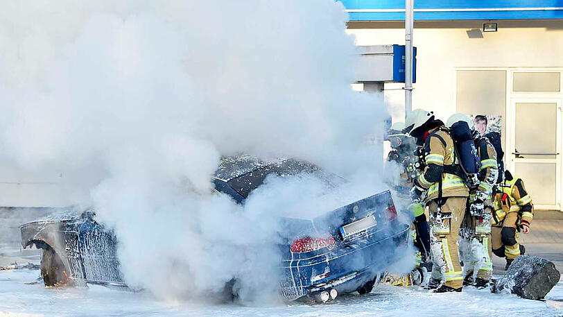 Die Bilder vom spektakulären BMW-Unfall in Gräfelfing.