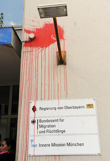 ... haben Unbekannte ein Gebäude des Bundesamts für Migration in der Boschetsrieder Straße verunstaltet.