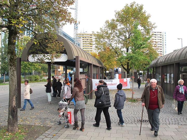 Die Platzierung des Transparents ärgert den AZ-Leser.