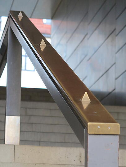 AZ-Leser Djordje Matkovic findet die kleinen Pyramiden am Geländer gefährlich.