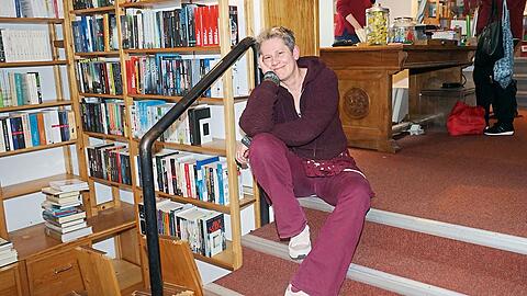 Bettina Roetzer in ihrem neuen Buchladen in Giesing. Sie trägt ihre Brille ausnahmsweise auf dem Kopf.