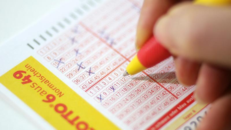 Eine Person hält einen Stift in der Hand und füllt einen Lotto-Schein aus. Foto: Jens Wolf/Archiv Eine Person hält einen Stift in der Hand und füllt einen Lotto-Schein aus. Foto: Jens Wolf/Archiv