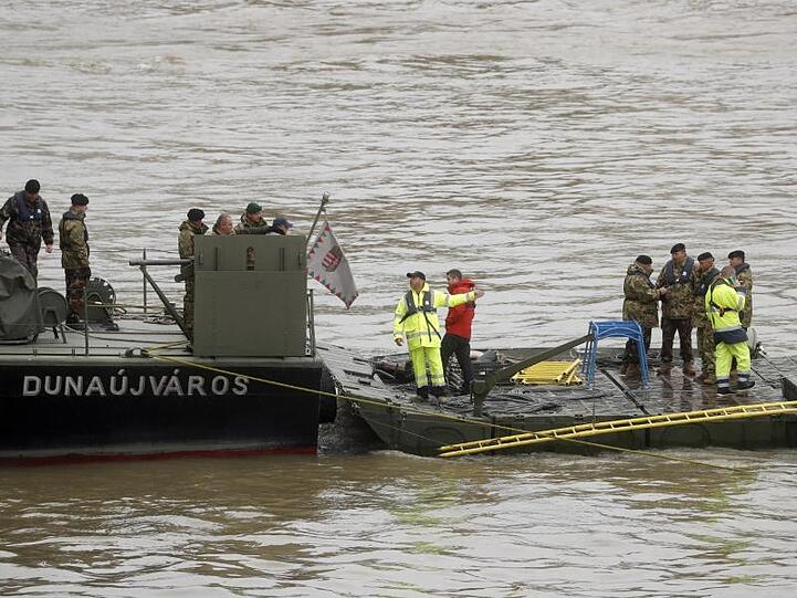 Mitglieder des ungarischen Militärs beteiligen sich auf einem Schiff an der Suche nach Überlebenden.