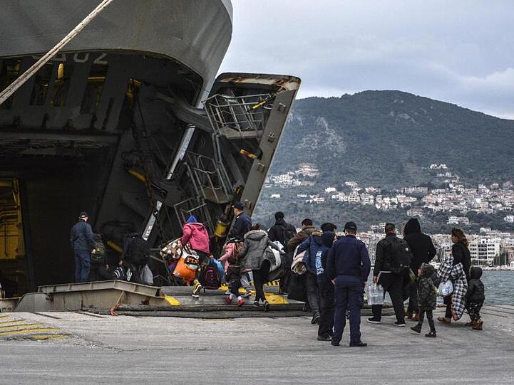 Im Hafen von Mytilini auf Lesbos gehen Flüchtlinge an Bord eines Schiffs der griechischen Marine.