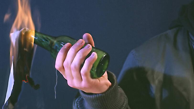 Brennender Molotow-Cocktail. (Symbolbild)