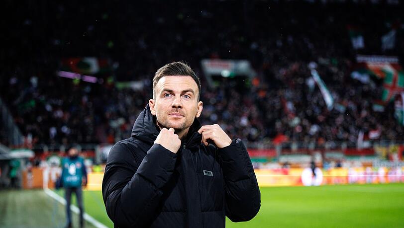 Trainer Enrico Maaßen vom FC Augsburg steht vor Spielbeginn am Spielfeldrand.