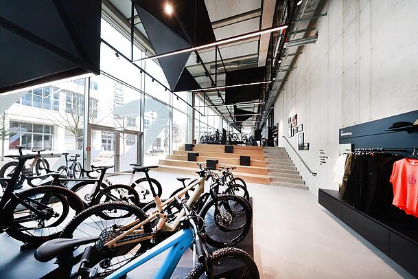 Im neuen Laden von Canyon Bicycles gibt es auch Sitzgelegenheiten. Im neuen Laden von Canyon Bicycles gibt es auch Sitzgelegenheiten.