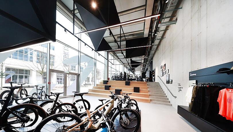 Im neuen Laden von Canyon Bicycles gibt es auch Sitzgelegenheiten. Im neuen Laden von Canyon Bicycles gibt es auch Sitzgelegenheiten.