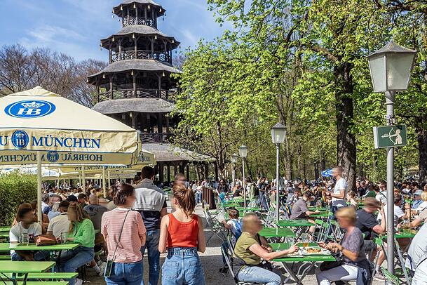 Bekannt und beliebt: Der Biergarten am Chinesischen Turm. Bekannt und beliebt: Der Biergarten am Chinesischen Turm.
