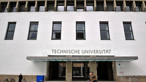 Der Eingang zur Technischen Universität München.