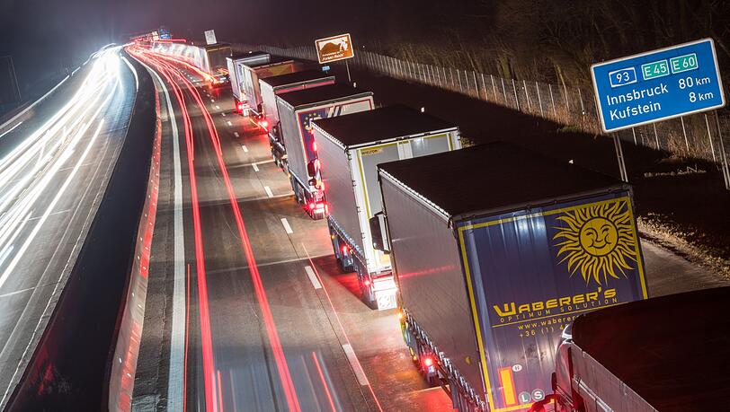 Wegen der Begrenzung von Lastwagen auf der Inntalautobahn kommt es in Bayern immer wieder zu langen Staus. (Archivbild)