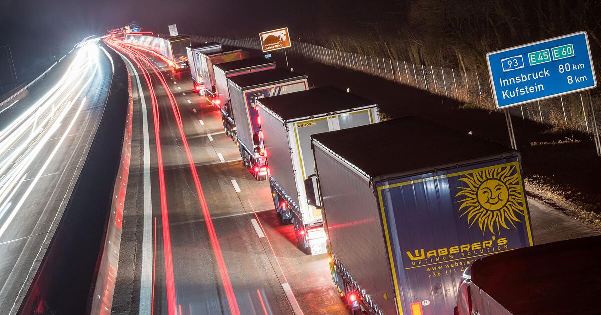 Stau-wegen-Blockabfertigung-Polizei-stoppt-Lkw-auf-Abwegen