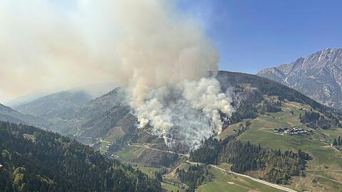 Ein Waldbrand im Lesachtal in &Ouml;sterreich hat sich ausgebreitet.