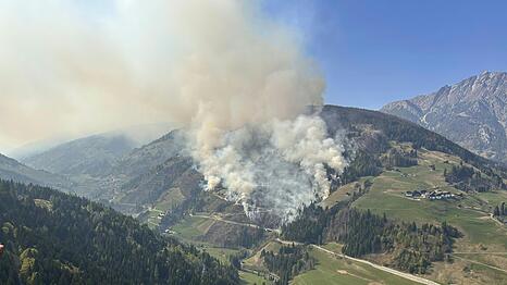 Ein Waldbrand im Lesachtal in &Ouml;sterreich hat sich ausgebreitet.