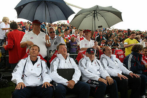Gut beschirmt: Bayerns Trainer-Assistent Andries Jonker,  Louis van Gaal, Hermann Gerland, und Manager Christian Nerlinger