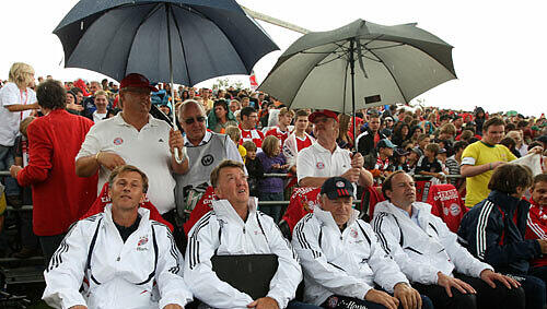 Gut beschirmt: Bayerns Trainer-Assistent Andries Jonker,  Louis van Gaal, Hermann Gerland, und Manager Christian Nerlinger