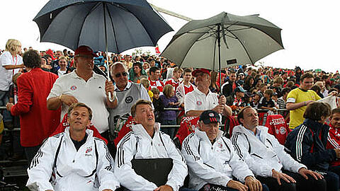 Gut beschirmt: Bayerns Trainer-Assistent Andries Jonker,  Louis van Gaal, Hermann Gerland, und Manager Christian Nerlinger