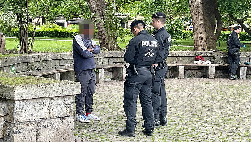 Polizeibeamte überprüfen die Personalien eines verdächtigen Mannes im Alten Botanischen Garten. Polizeibeamte überprüfen die Personalien eines verdächtigen Mannes im Alten Botanischen Garten.