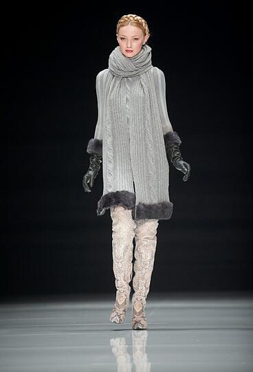 Lange Ponchos zu hellen Strumpfhosen sind im Trend.