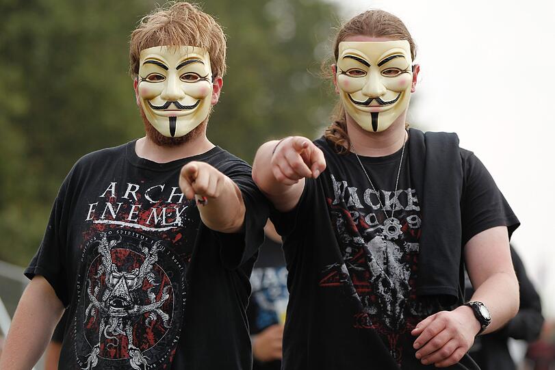 Am Mittwoch kamen die meisten Fans schon angereist, um am Donnerstag das größte Metal-Festival der Welt zu feiern. Aufgrund von Regenfällen waren Teile des Festivalgeländes noch ziemlich matschig - doch wen störts? Die Metall-Fans jedenfalls nicht! Die Bilder von Anreise und erstem Abend