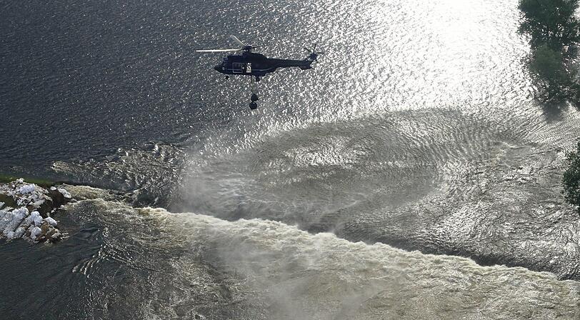 Hubschrauber mussten Sandsäcke herbeifliegen, um die Aktion zu unterstützen.