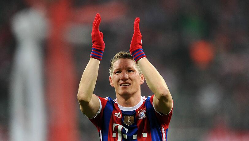 Bastian Schweinsteiger steht 132 Tage nach dem Triumph mit der DFB-Elf im WM-Finale zum ersten Mal wieder bei einem Pflichtspiel im Kader. Das Heimspiel gegen Hoffenheim wird zu seiner großen Bühne. Bastian Schweinsteiger steht 132 Tage nach dem Triumph mit der DFB-Elf im WM-Finale zum ersten Mal wieder bei einem Pflichtspiel im Kader. Das Heimspiel gegen Hoffenheim wird zu seiner großen Bühne.