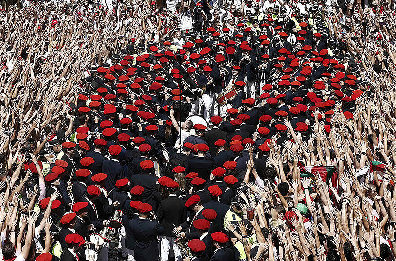 Fans und Demonstranten auf dem Sanfermines-Festival 2015 in Pamplona.