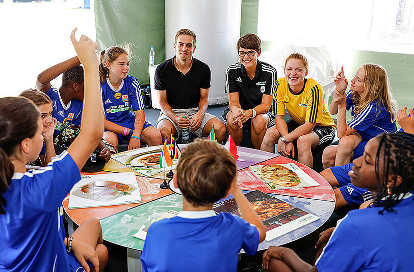 Das Highlight der Woche im &bdquo;Philipp Lahm Sommercamp&ldquo;: Der persönliche Besuch des Kapitäns des FC Bayern.