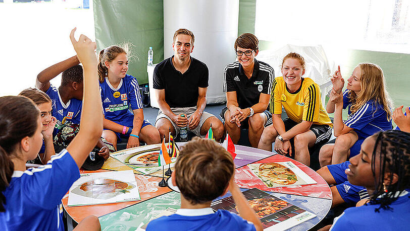 Das Highlight der Woche im „Philipp Lahm Sommercamp“: Der persönliche Besuch des Kapitäns des FC Bayern. Das Highlight der Woche im „Philipp Lahm Sommercamp“: Der persönliche Besuch des Kapitäns des FC Bayern.