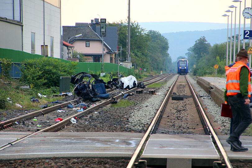 Bei dem Unfall an dem Bahnübergang kamen 5 Menschen ums Leben.