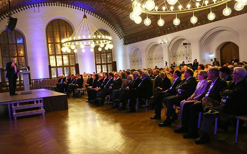 &bdquo;Wir sind wieder die München-Partei, liebe Freunde!&ldquo;, frohlockt CSU-Bezirks-Chef Ludwig Spaenle (links, mit pink leuchtender Krawatte) vor versammelter CSU-Prominenz im Saal des Alten Rathauses.