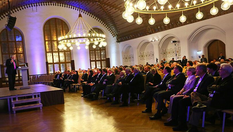 „Wir sind wieder die München-Partei, liebe Freunde!“, frohlockt CSU-Bezirks-Chef Ludwig Spaenle (links, mit pink leuchtender Krawatte) vor versammelter CSU-Prominenz im Saal des Alten Rathauses. „Wir sind wieder die München-Partei, liebe Freunde!“, frohlockt CSU-Bezirks-Chef Ludwig Spaenle (links, mit pink leuchtender Krawatte) vor versammelter CSU-Prominenz im Saal des Alten Rathauses.