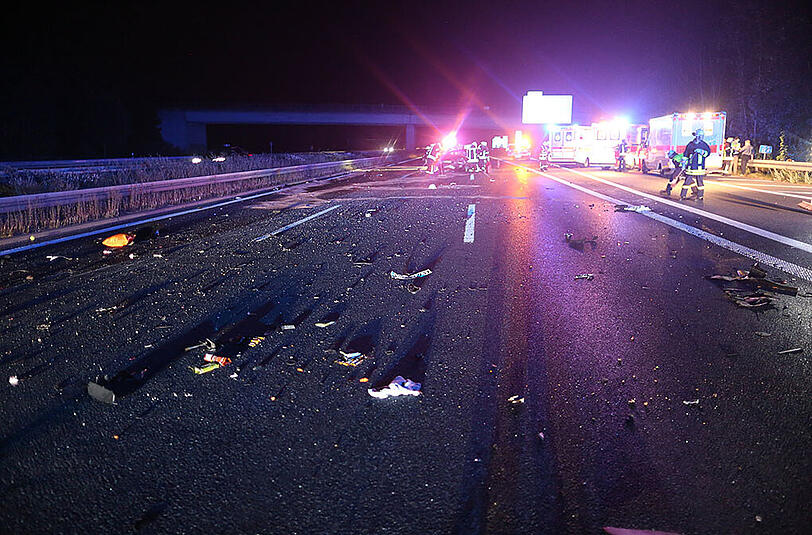 Trümmerfeld auf der A3: Am späten Mittwochabend waren hier mehrere Fahrzeuge an drei Unfällen beteiligt. Die Bilder aus Erlangen.