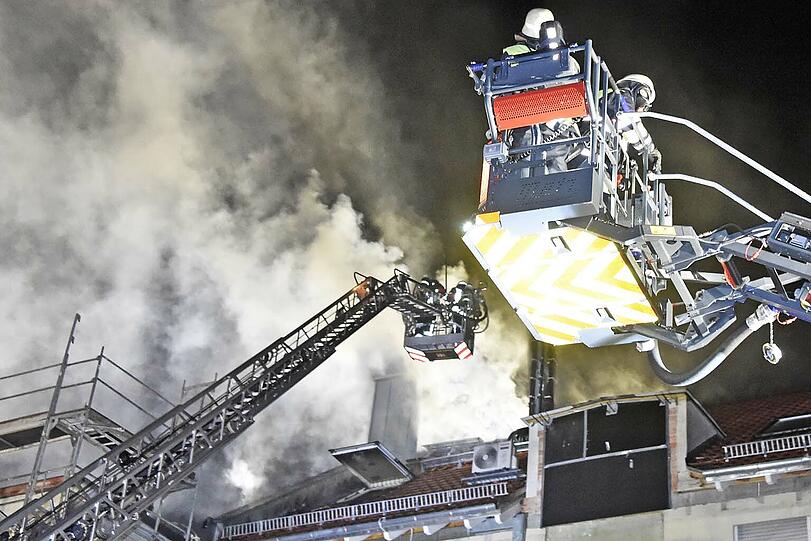 Die Einsatzkräfte mussten 40 Bewohner in Sicherheit bringen. Die Flammen hatten vom ersten Haus auf einen benachbarten Dachstuhl übergegriffen.