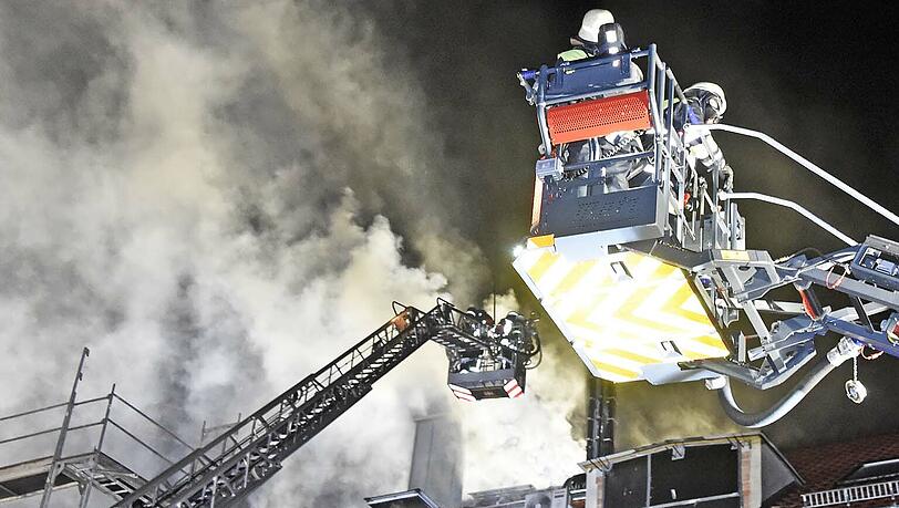 Die Einsatzkräfte mussten 40 Bewohner in Sicherheit bringen. Die Flammen hatten vom ersten Haus auf einen benachbarten Dachstuhl übergegriffen. Die Einsatzkräfte mussten 40 Bewohner in Sicherheit bringen. Die Flammen hatten vom ersten Haus auf einen benachbarten Dachstuhl übergegriffen.