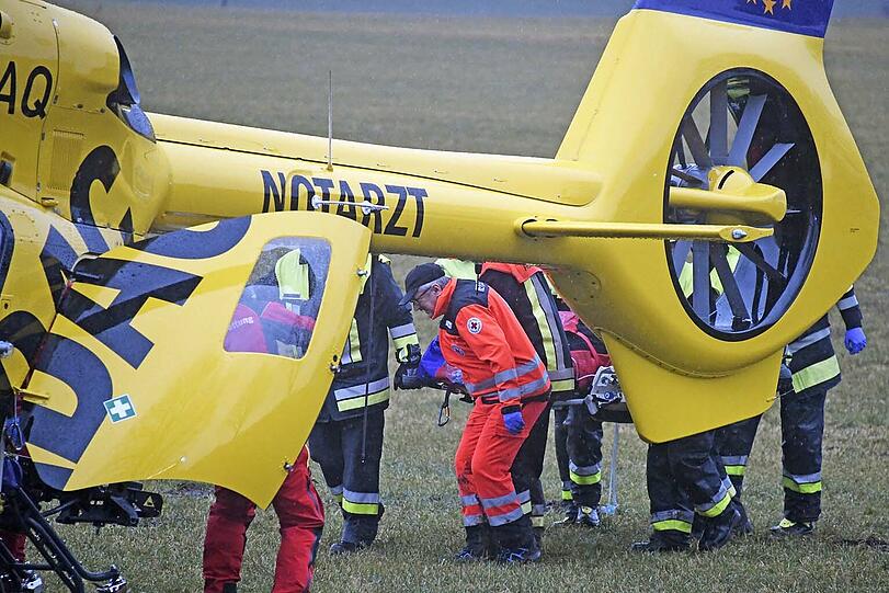 Die Verletzten wurden nach der ärztlichen Erstversorgung mit Rettungsfahrzeugen und einem Hubschrauber ins Krankenhaus gebracht.