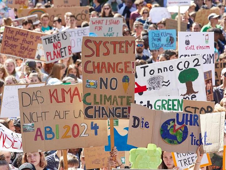 Teilnehmer der Klima-Demonstration Fridays for Future auf dem Gänsemarkt in Hamburg.