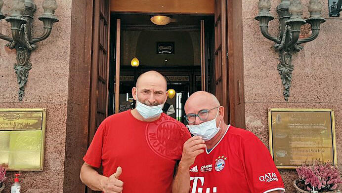 Hamburger Bayern-Fans in Budapest: Eckhart und Torsten vor dem Kult-Café Gerbeaud. Hamburger Bayern-Fans in Budapest: Eckhart und Torsten vor dem Kult-Café Gerbeaud.